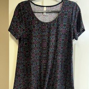 LuLaRoe Classic Tee. Medium. GUC  Very soft fabric. High-low hem.